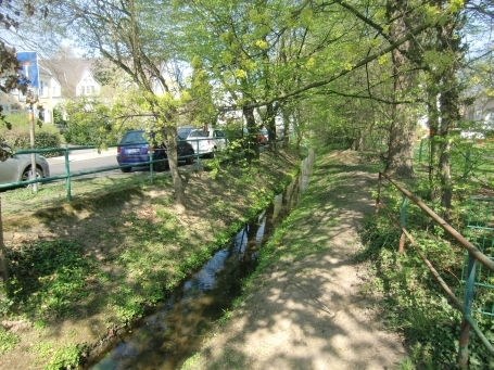Urdenbach : Angerstraße, die Itter auch Angerbach genannt fließt in Urdenbach in den Rhein